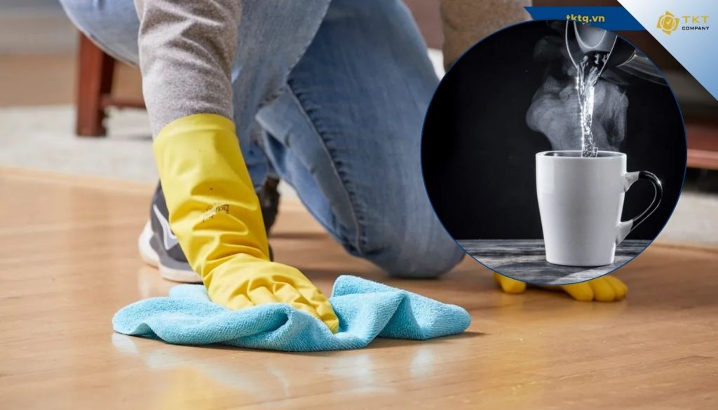 Sử dụng nước nóng để tẩy vết sơn trên sàn nhà