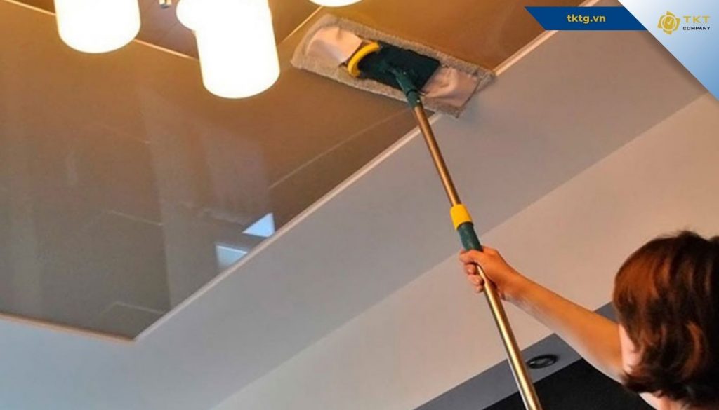 Đối với trần nhựa, hạn chế dùng hóa chất tẩy mạnh để không làm phai màu trần