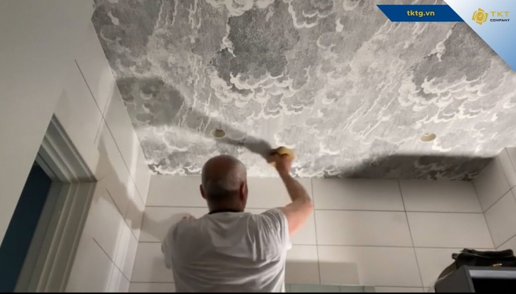 Đối với trần dán giấy, nên thấm ít nước và lau nhẹ tránh bong tróc