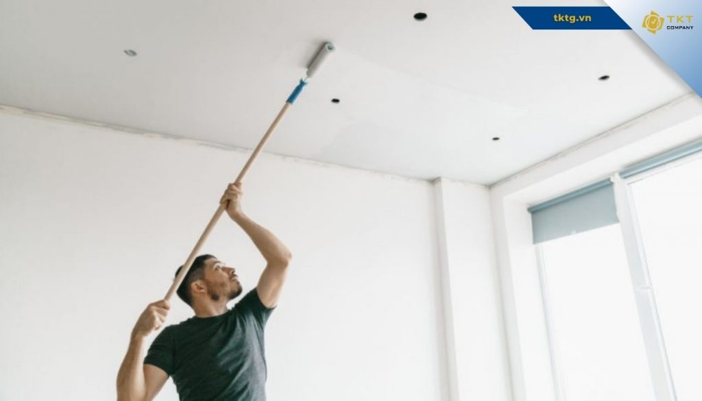 Đối với trần nhà sơn nước, nên lau bụi khô trước khi lau hỗn hợp nước