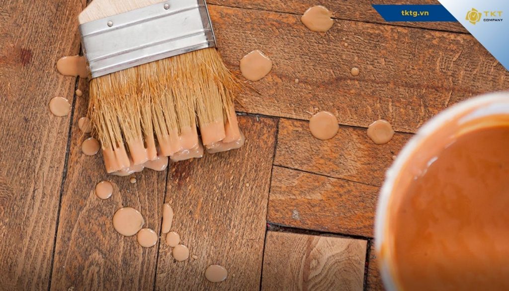 Tẩy sơn tường trên nền nhà cần chú ý xác định loại gỗ, đeo đồ bảo hộ, không đổ trực tiếp hóa chất lên sàn...