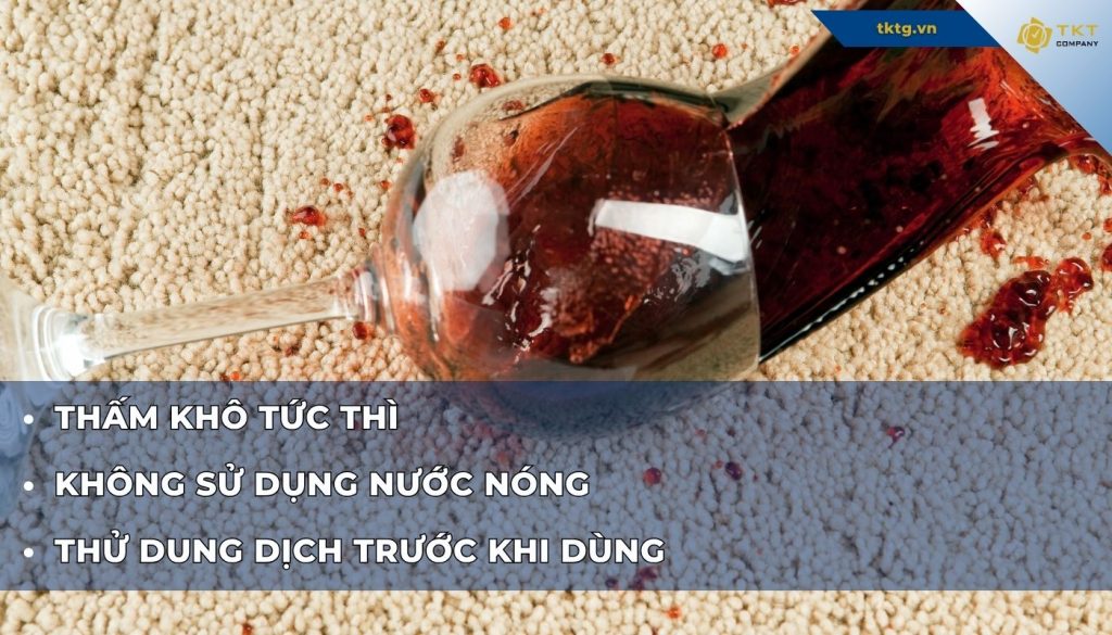 Để tẩy vết rượu vang đỏ dính trên thảm, trước tiên cần biết thấm khô tức thì, không lập tức sử dụng nước nóng