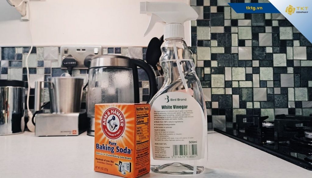 Có thể kết hợp thêm baking soda và giấm trắng để làm sạch vết ố vàng lâu ngày trên lavabo