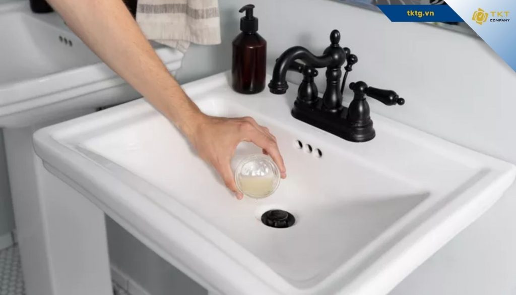 Dùng chanh và phèn chua giúp làm trắng bồn rửa mặt với vết bẩn cứng đầu