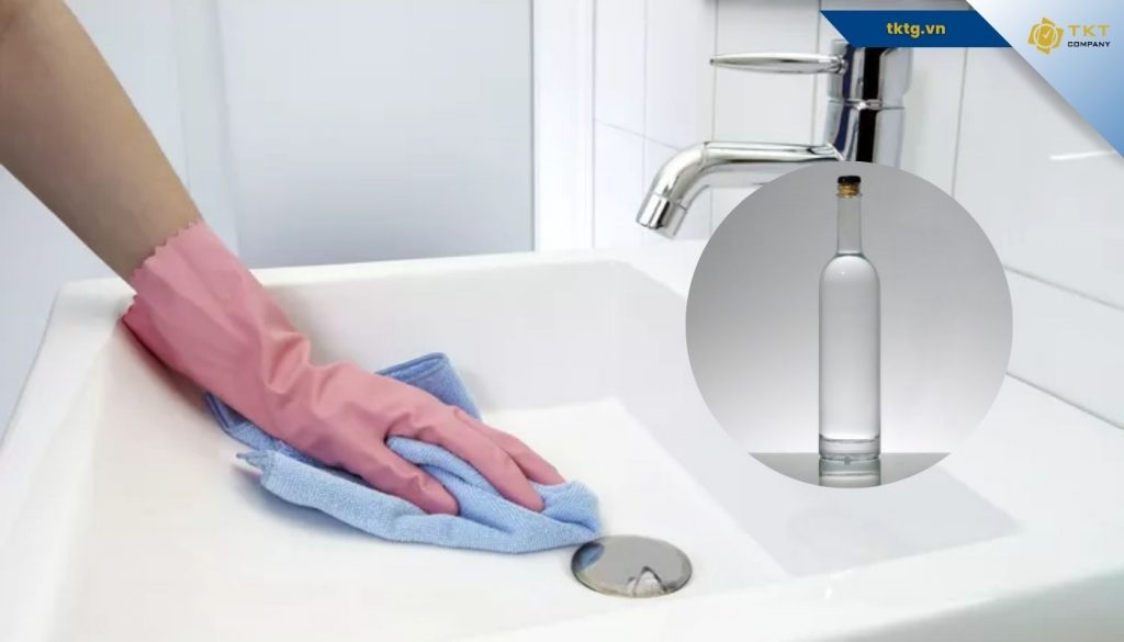 Nếu vết bẩn do dầu mỡ, mỹ phẩm nhẹ, có thể dùng cồn hoặc rượu để tẩy trắng