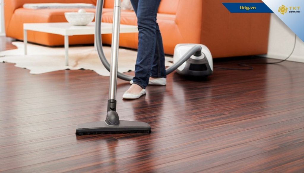 Cách lau sàn gỗ tự nhiên đúng cách là làm sạch bụi trước khi lau