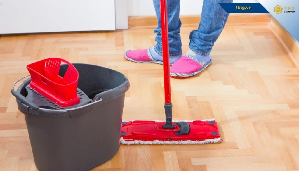 Sàn gỗ có lau được nước không? Câu trả lời là có nhưng nước phải ấm và kèm thêm dung dịch