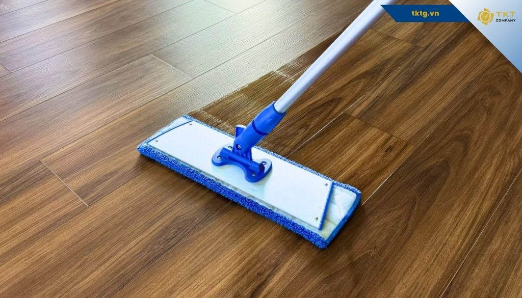Di chuyển cây lau nhà theo thớ gỗ, không nên chà quá mạnh xuống sàn