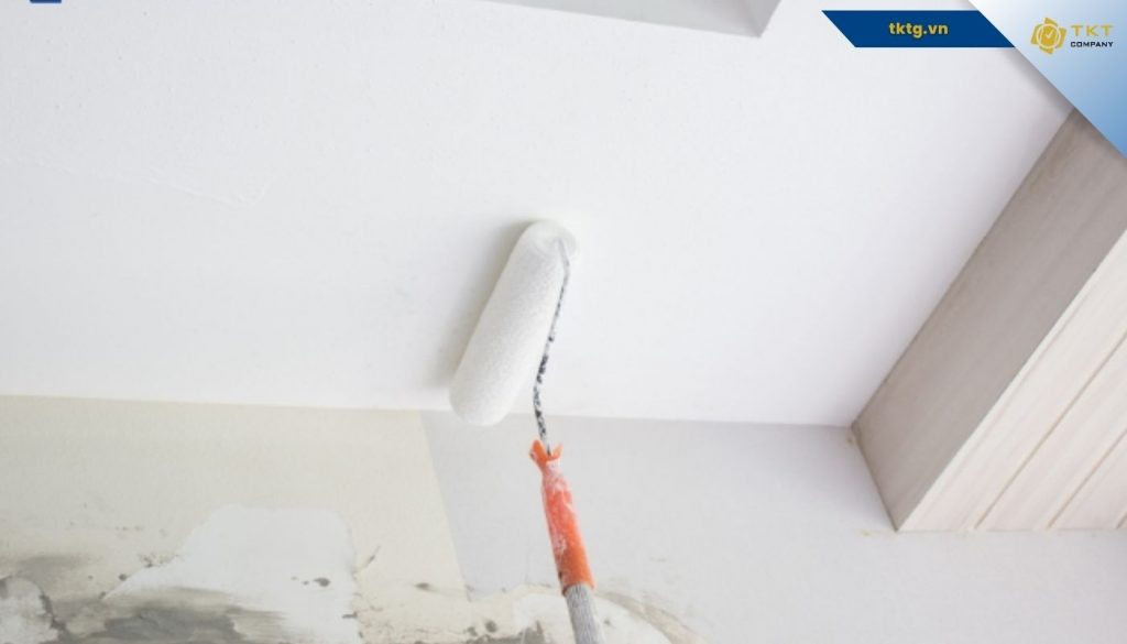 Nên kiểm tra mái và xử lý triệt để các lỗi trong xây dựng để tránh trần bị ẩm mốc