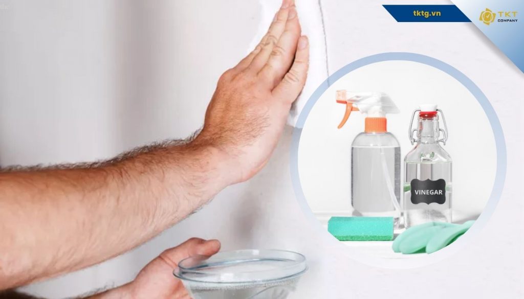Có thể dùng giấm trắng thấm lên khăn để lau vết bẩn trên tường