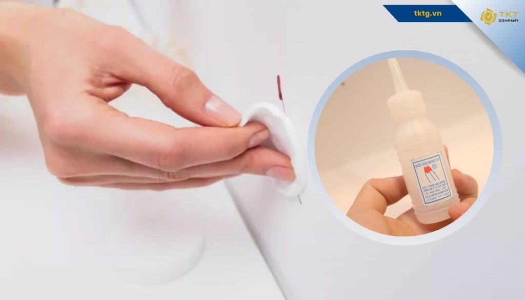 Khi dùng nước móng tay để tẩy vết mực, cần test thử vị trí nhỏ trước khi áp dụng toàn bộ