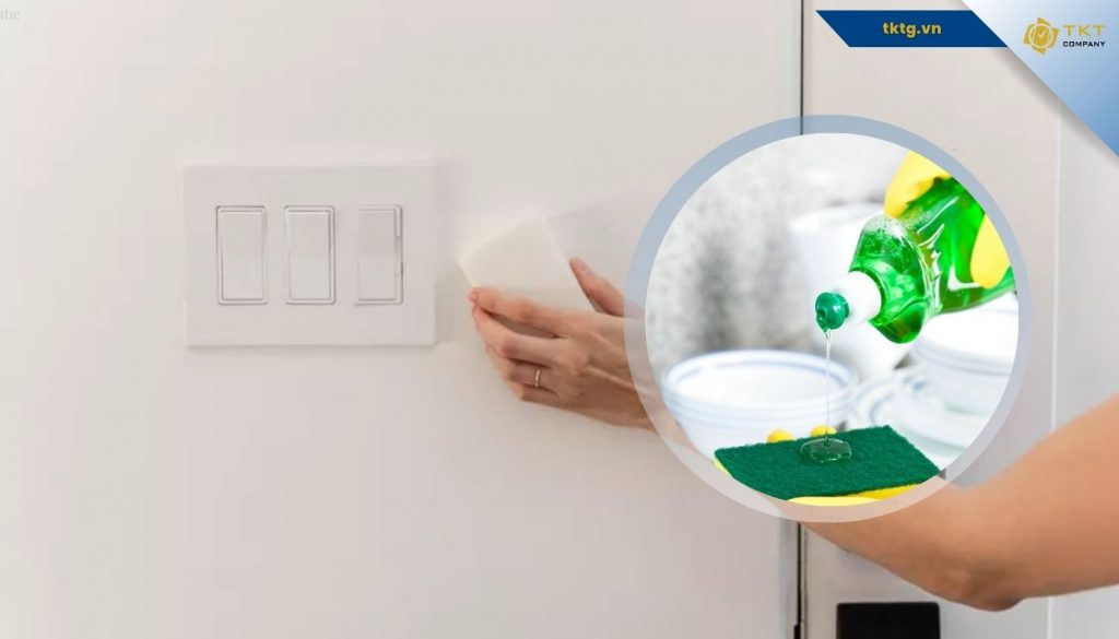 Với các vết mực mới, bạn có thể dùng nước rửa chén hoặc xà phòng