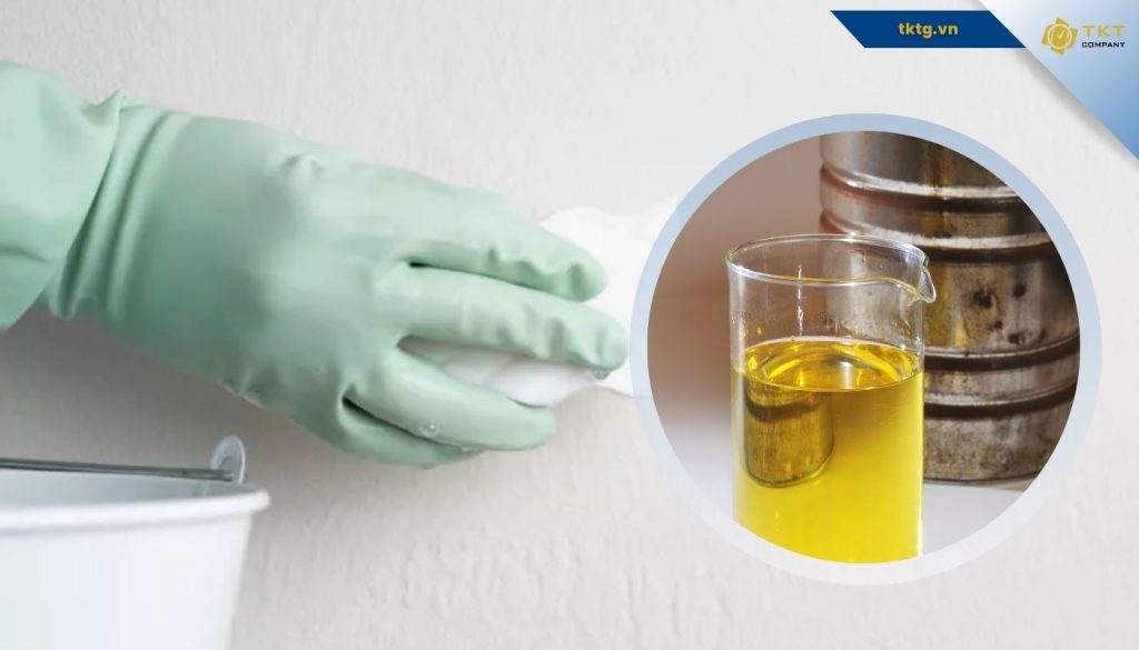Có thể dùng xăng hoặc dầu hỏa để tẩy vết mực bút bi trên tường