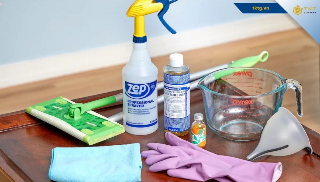 Trước khi thực hiện lau sàn gỗ, hãy đảm bảo chuẩn bị đầy đủ dụng cụ và dung dịch lau sàn