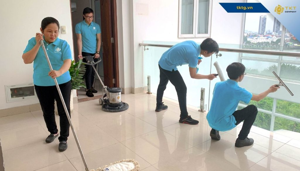 Nhân viên TKT Company chà sàn và lau kính hành lang khu vực dùng chung của chung cư tại TPHCM