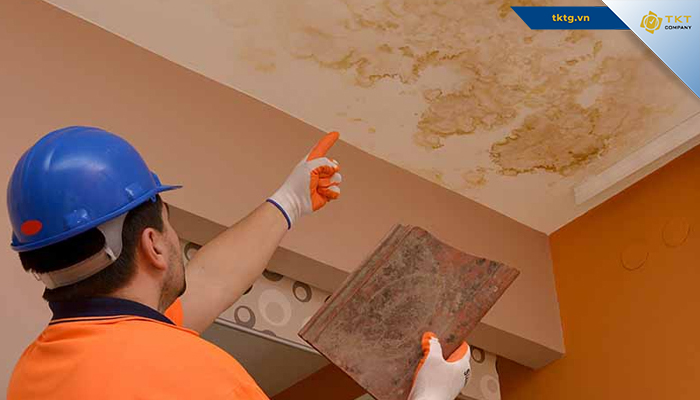 Kỹ thuật viên TKT Company khảo sát vết thấm trần trước khi báo giá dịch vụ chống thấm tại TPHCM