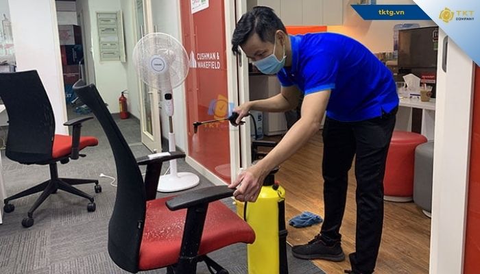 Kỹ thuật viên TKT Company phun hoá chất làm sạch ghế văn phòng ngay tại chỗ
