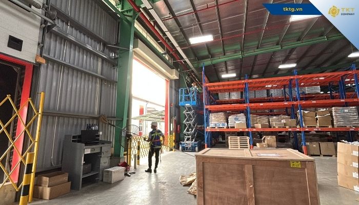 Xe nâng và thiết bị TKT Company đưa vào xưởng qua cửa hàng hoá, chọn theo đường vào công trình