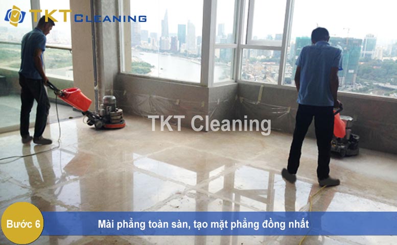 Hai kỹ thuật viên TKT Company mài phẳng sàn đá Marble bằng máy mài tay