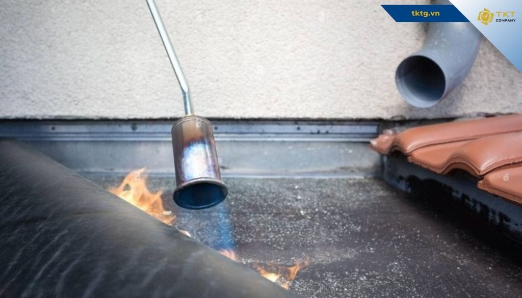 Thi công chống thấm nhà vệ sinh bằng màng khò nóng, một trong 7 loại vật liệu TKT Company báo giá