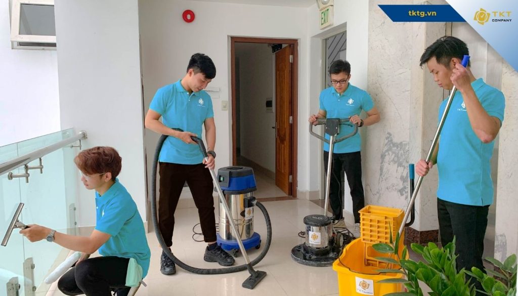Đội TKT Company vệ sinh sảnh và hành lang chung cư bằng máy chà sàn