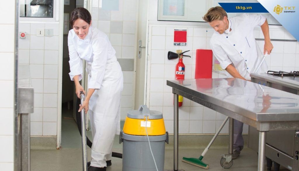Vệ sinh sàn và bàn inox khu bếp công nghiệp của nhà hàng
