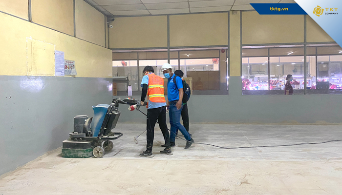 Đội TKT Company chà sàn khu vực bán hàng trong trung tâm thương mại