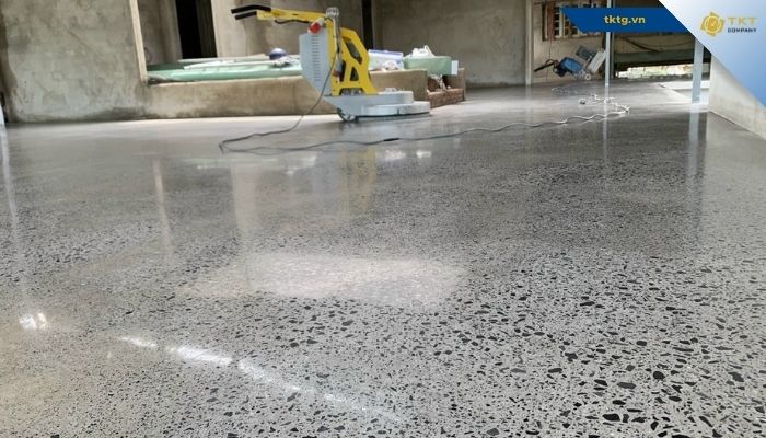 Máy mài đang xử lý nền bê tông lộ đá, cấu phần thứ ba khi bóc tách chi phí