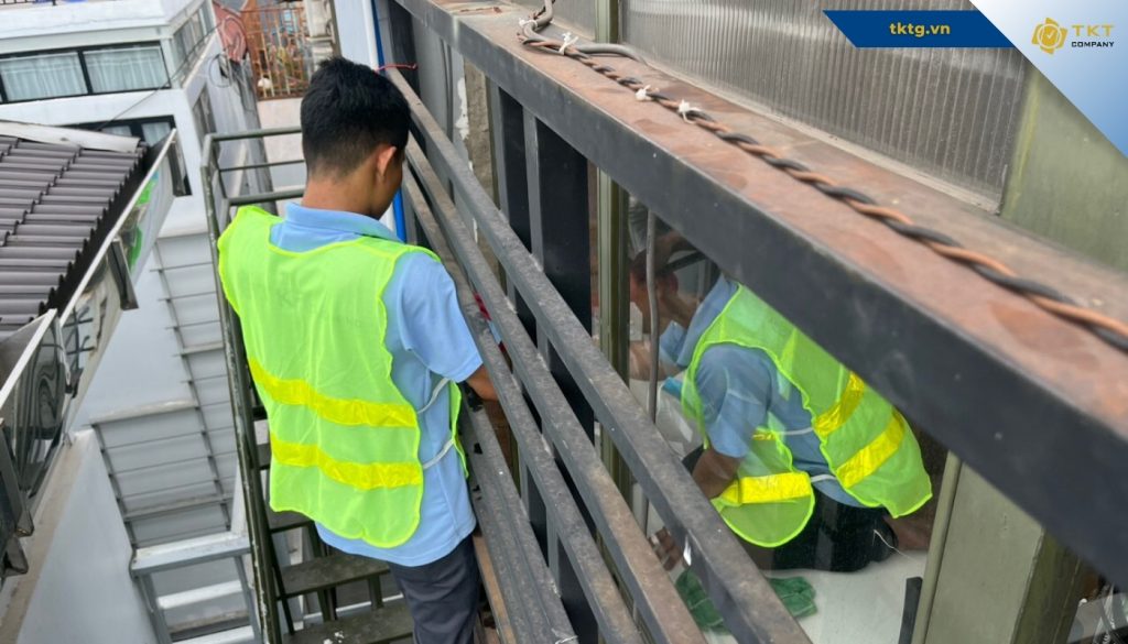 Đội TKT Company làm sạch nhà phố vừa xây xong có lối vào hạn chế ở khu trung tâm
