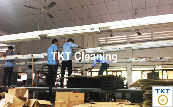 Đội TKT Company vệ sinh hệ thống đèn và trần bên trong xưởng sản xuất