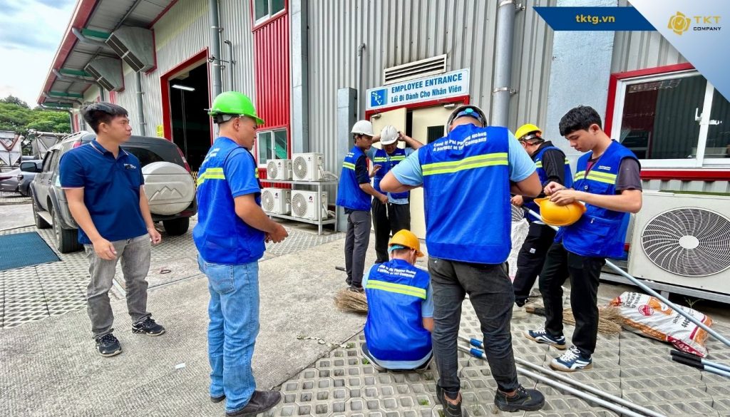 Tổ nhân sự nhận ca trước khi vào xưởng làm sạch