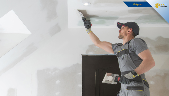 Đội thi công TKT Company xử lý bề mặt trần trong quy trình dịch vụ chống thấm 5 bước
