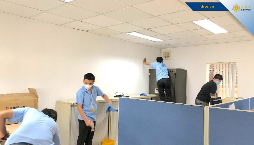 Nhân viên TKT Company làm sạch văn phòng nhỏ có nhiều vách ngăn