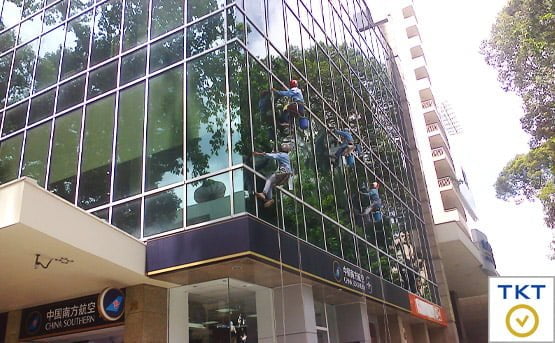 Nhóm kỹ thuật TKT Company đu dây vệ sinh kính mặt dựng toà nhà văn phòng cao tầng