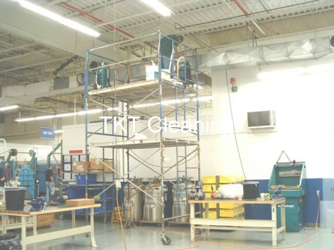 Đội TKT Company dựng giàn giáo quét bụi mạng nhện trần và hệ thống điện trong nhà xưởng